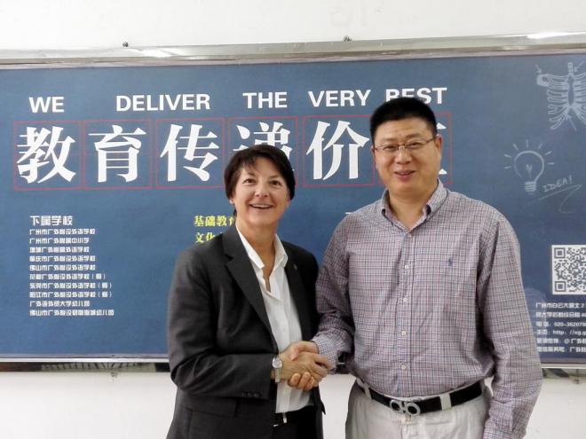 孙建军总经理(右)与Elizabeth Hollands-Gamble教育长(左)表达友好合作意向