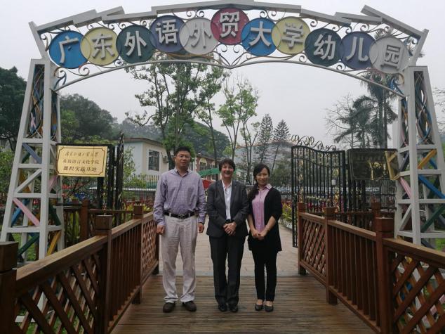 孙建军总经理和曾晓杰园长陪同Elizabeth Hollands-Gamble教育长参观广外幼儿园