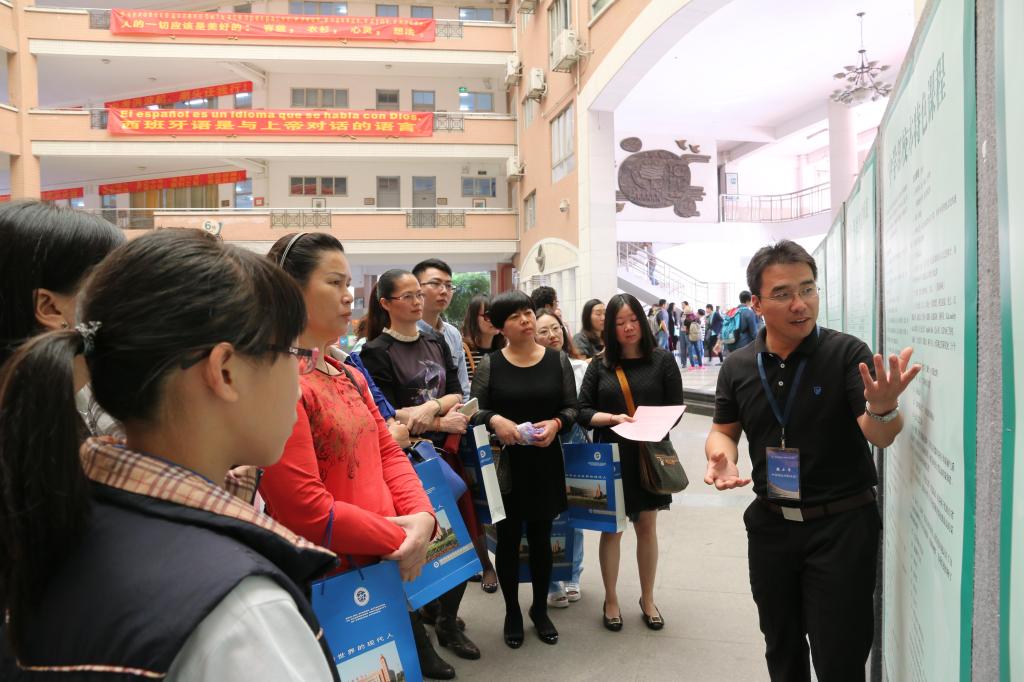 招生咨询人员向家长介绍情况